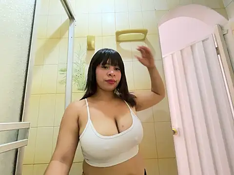 Snapshot of luna_silk_ chatting on June 18, 2026, 7:07 pm luna silk online show from June 18, 2026, 7:07 pm