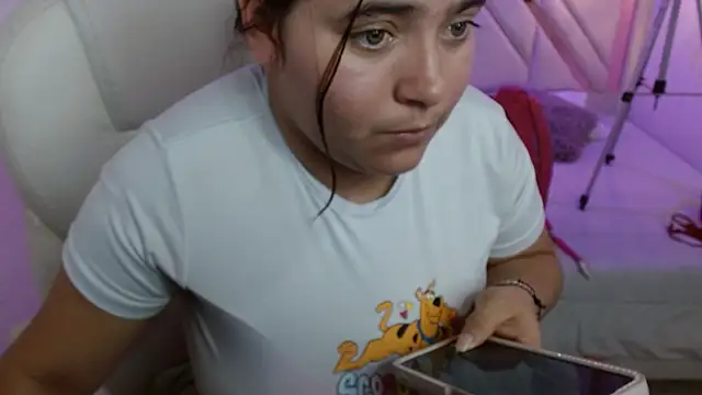 Laurha  online show from July 25, 2026, 8:17 pm