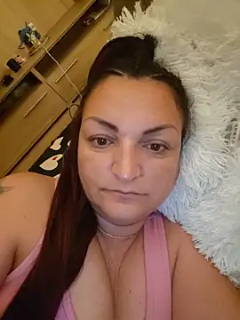 LunaMoonlira online show from June 19, 2026, 9:07 pm