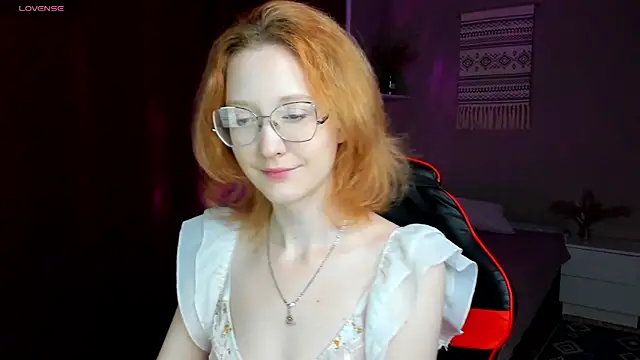 Snapshot of LunaTerry chatting on June 10, 2026, 7:40 am LunaTerry online show from June 10, 2026, 7:40 am