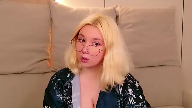 Snapshot of Cassey_Well chatting on May 20, 2026, 8:48 pm Cassey Well online show from May 20, 2026, 8:48 pm