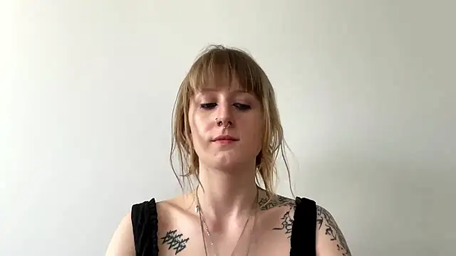 Snapshot of LaraLovely chatting on July 13, 2026, 3:48 pm LaraLovely online show from July 13, 2026, 3:48 pm