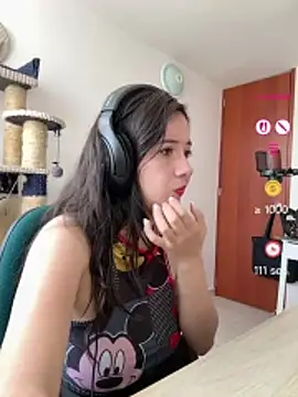 Snapshot of Annie_loveer chatting on July 1, 2026, 5:45 pm Annie loveer online show from July 1, 2026, 5:45 pm