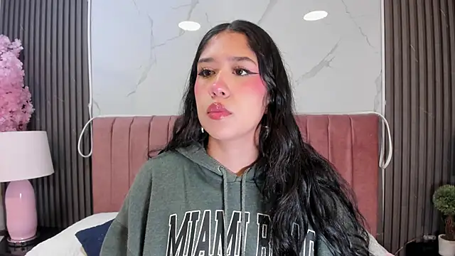 Hanna Thorne online show from June 18, 2026, 7:40 pm