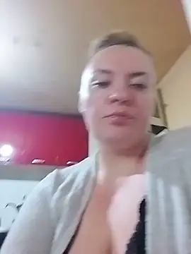 DiamondMia11 online show from May 26, 2026, 9:44 pm