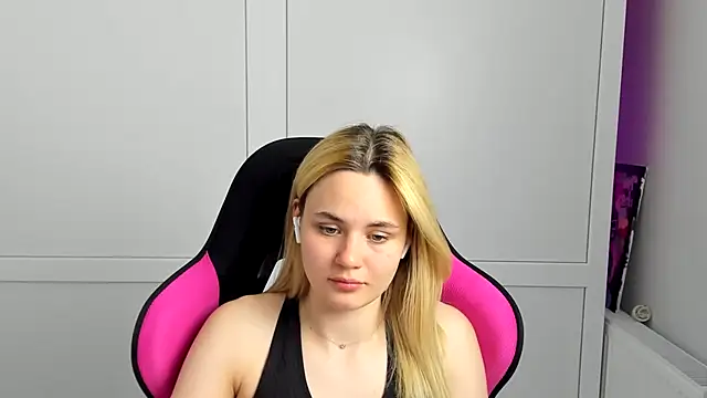 Snapshot of Emma_starrs_ chatting on May 26, 2026, 7:10 pm Emma starrs online show from May 26, 2026, 7:10 pm