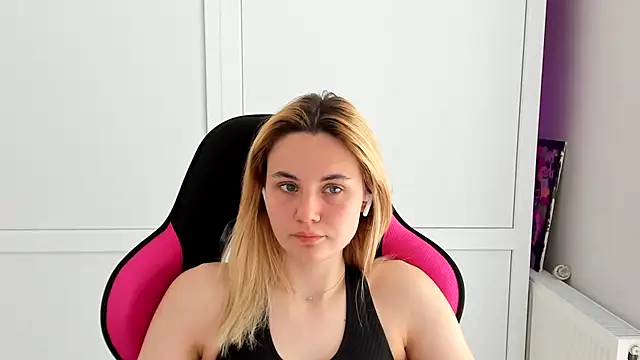 Snapshot of Emma_starrs_ chatting on May 27, 2026, 12:02 pm Emma starrs online show from May 27, 2026, 12:02 pm
