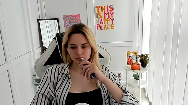 Snapshot of Emma_starrs_ chatting on June 10, 2026, 6:45 am Emma starrs online show from June 10, 2026, 6:45 am