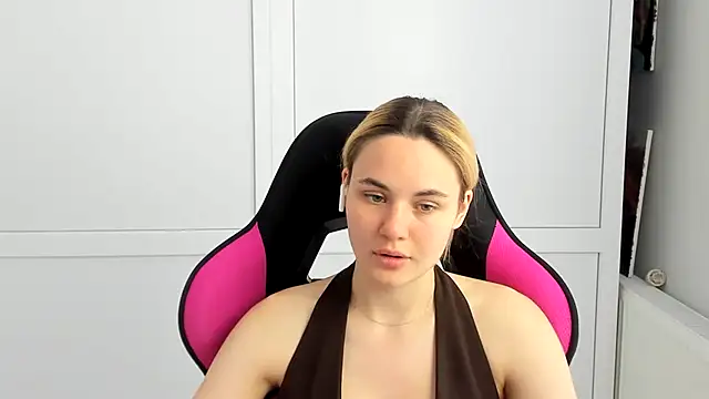Snapshot of Emma_starrs_ chatting on June 14, 2026, 12:40 pm Emma starrs online show from June 14, 2026, 12:40 pm