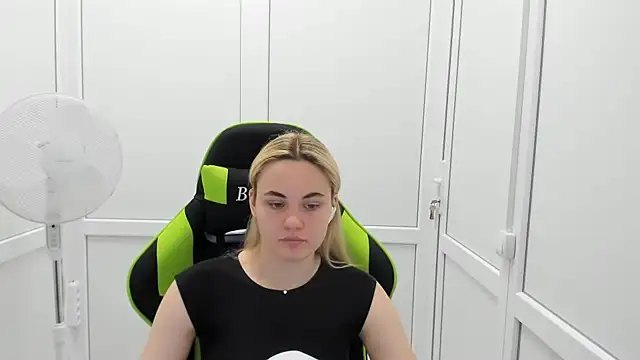 Snapshot of Emma_starrs_ chatting on June 26, 2026, 9:46 am Emma starrs online show from June 26, 2026, 9:46 am