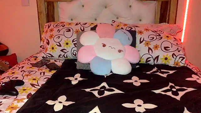 creamyamber online show from April 10, 2026, 1:55 am