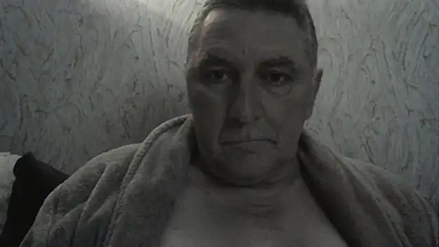 Snapshot of edje59a chatting on October 23, 2025, 1:05 am edje59a online show from October 23, 2025, 1:05 am