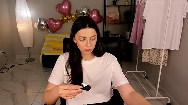 Lilian Iris online show from May 20, 2026, 1:28 pm