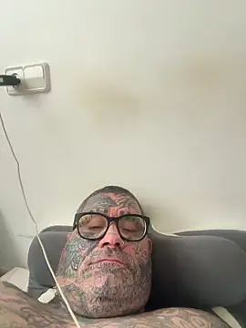 Snapshot of albertogg12 chatting on May 13, 2026, 4:04 pm albertogg12 online show from May 13, 2026, 4:04 pm