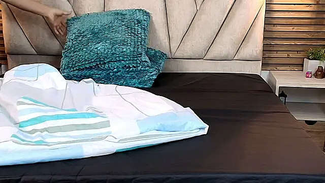 isabella luxet online show from June 4, 2026, 12:33 pm