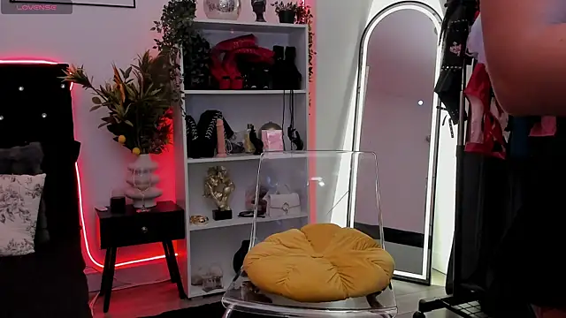 AmyyyDiamond online show from June 10, 2026, 5:12 pm