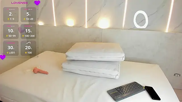 melanie dusk online show from June 11, 2026, 3:37 am