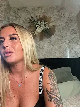 CharlottemilfUKx online show from June 17, 2026, 7:04 pm