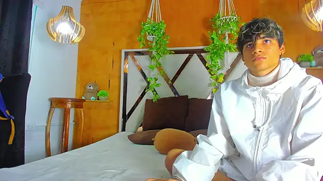 Snapshot of leonix_love chatting on June 13, 2026, 9:40 am leonix love online show from June 13, 2026, 9:40 am