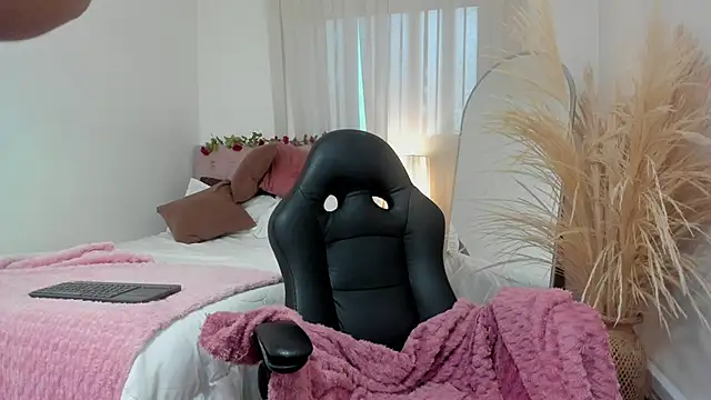 Snapshot of Charlotte_pleasure chatting on June 11, 2026, 10:46 am Charlotte pleasure online show from June 11, 2026, 10:46 am