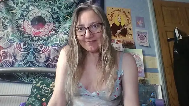 Izzylove47 online show from May 21, 2026, 8:10 am