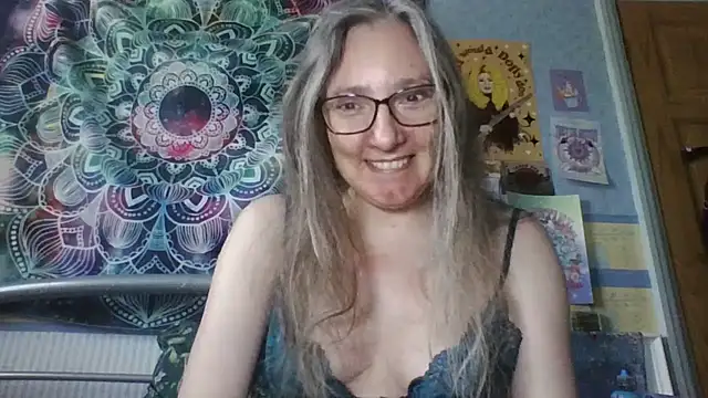 Izzylove47 online show from May 25, 2026, 1:06 pm