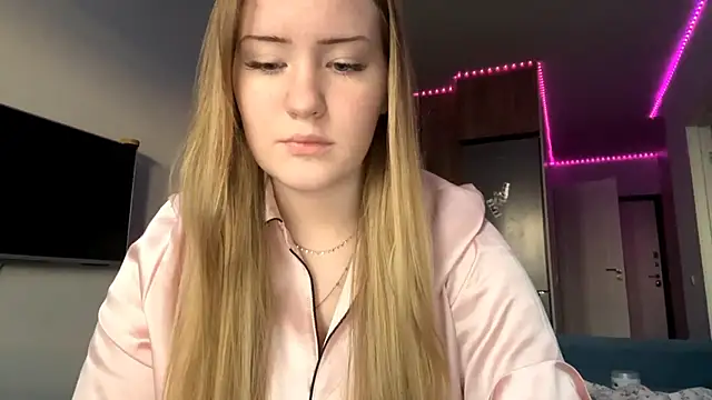 Lisi Kiss  online show from May 17, 2026, 5:42 pm