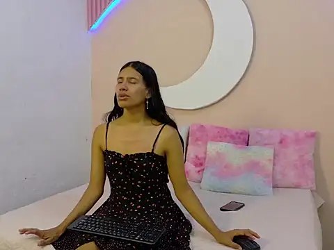 SamanthaLaurent online show from July 6, 2026, 7:49 pm