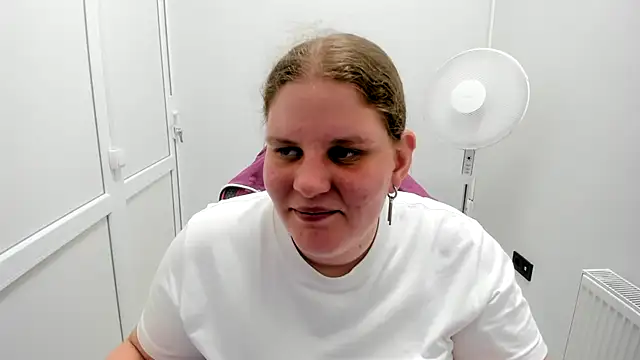 Snapshot of Bella_shyy_ chatting on July 8, 2026, 2:21 pm Bella shyy online show from July 8, 2026, 2:21 pm