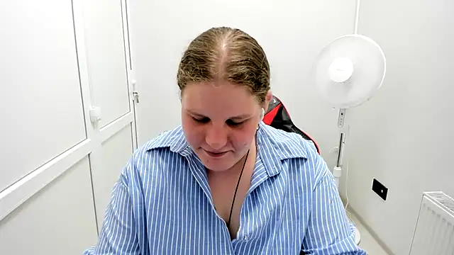 Snapshot of Bella_shyy_ chatting on July 22, 2026, 2:42 pm Bella shyy online show from July 22, 2026, 2:42 pm