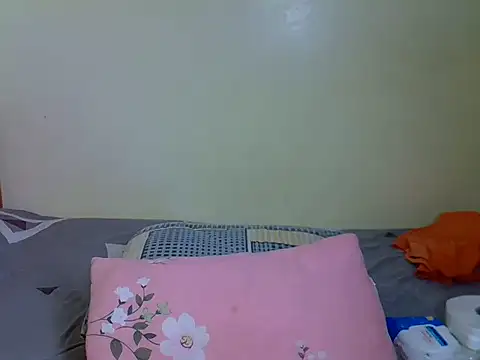 Snapshot of Pearl_petite chatting on June 24, 2026, 7:57 pm Pearl petite online show from June 24, 2026, 7:57 pm