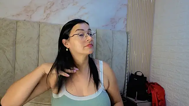 JuliaFerrer online show from May 17, 2026, 5:27 am