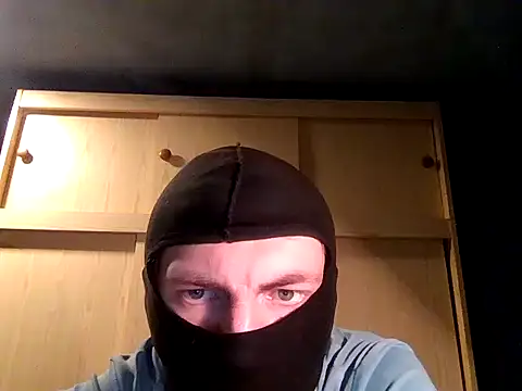 Snapshot of beuker22 chatting on July 6, 2026, 4:42 pm beuker22 online show from July 6, 2026, 4:42 pm