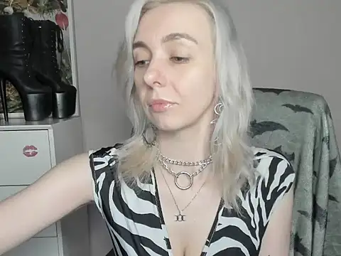 Snapshot of velvetanne chatting on June 18, 2026, 6:35 am velvetanne online show from June 18, 2026, 6:35 am