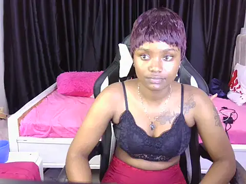 Queen lyla01 online show from May 21, 2026, 4:14 pm