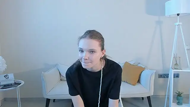 Snapshot of EstelleCondra chatting on May 20, 2026, 5:57 am EstelleCondra online show from May 20, 2026, 5:57 am