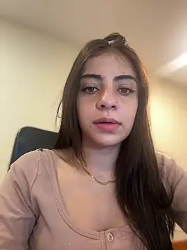 Hanna Cruz  online show from June 3, 2026, 6:13 pm