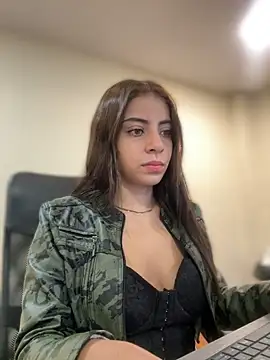 Hanna Cruz  online show from June 4, 2026, 2:01 pm
