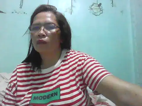 Snapshot of momshe2026 chatting on June 20, 2026, 8:00 pm momshe2026 online show from June 20, 2026, 8:00 pm