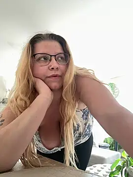 Snapshot of LucieLouBabe chatting on June 12, 2026, 12:04 pm LucieLouBabe online show from June 12, 2026, 12:04 pm