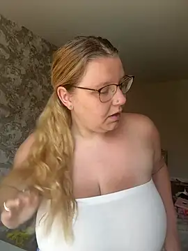 Snapshot of LucieLouBabe chatting on July 9, 2026, 10:30 am LucieLouBabe online show from July 9, 2026, 10:30 am
