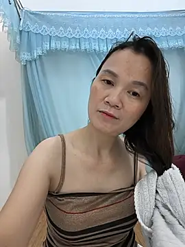 Snapshot of Lye_lovely chatting on June 12, 2026, 1:32 pm Lye lovely online show from June 12, 2026, 1:32 pm