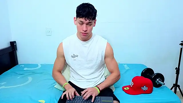 Snapshot of Luke_Muscle chatting on June 11, 2026, 2:26 pm Luke Muscle online show from June 11, 2026, 2:26 pm