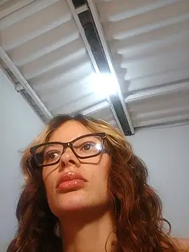 Snapshot of karenarango chatting on June 10, 2026, 8:24 am karenarango online show from June 10, 2026, 8:24 am