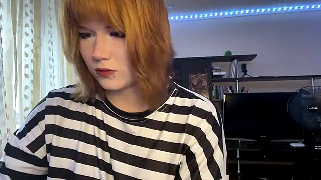 Snapshot of HelloKinki chatting on June 19, 2026, 3:49 pm HelloKinki online show from June 19, 2026, 3:49 pm