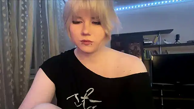 Snapshot of HelloKinki chatting on July 3, 2026, 8:26 pm HelloKinki online show from July 3, 2026, 8:26 pm