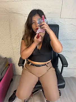 LyraMilano online show from July 3, 2026, 12:44 pm