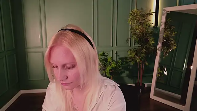 Snapshot of haleybooo chatting on June 10, 2026, 12:26 pm haleybooo online show from June 10, 2026, 12:26 pm
