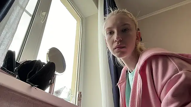 Snapshot of LunaWhiteX chatting on May 28, 2026, 9:50 am LunaWhiteX online show from May 28, 2026, 9:50 am