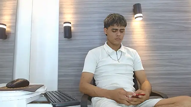Snapshot of LeleHott01 chatting on June 24, 2026, 2:32 am LeleHott01 online show from June 24, 2026, 2:32 am
